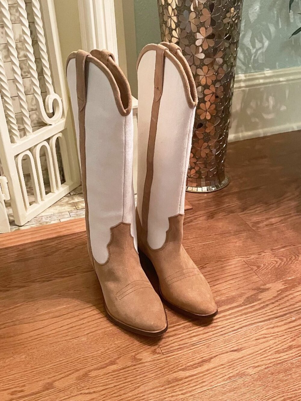 Gorgeous Urban Outfitters UO Leslie Tall Cowboy Boots in Tan and Cream size 6